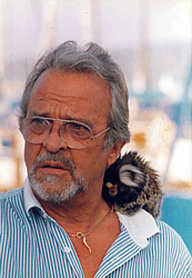 Werner Spengler mit seinem Affen